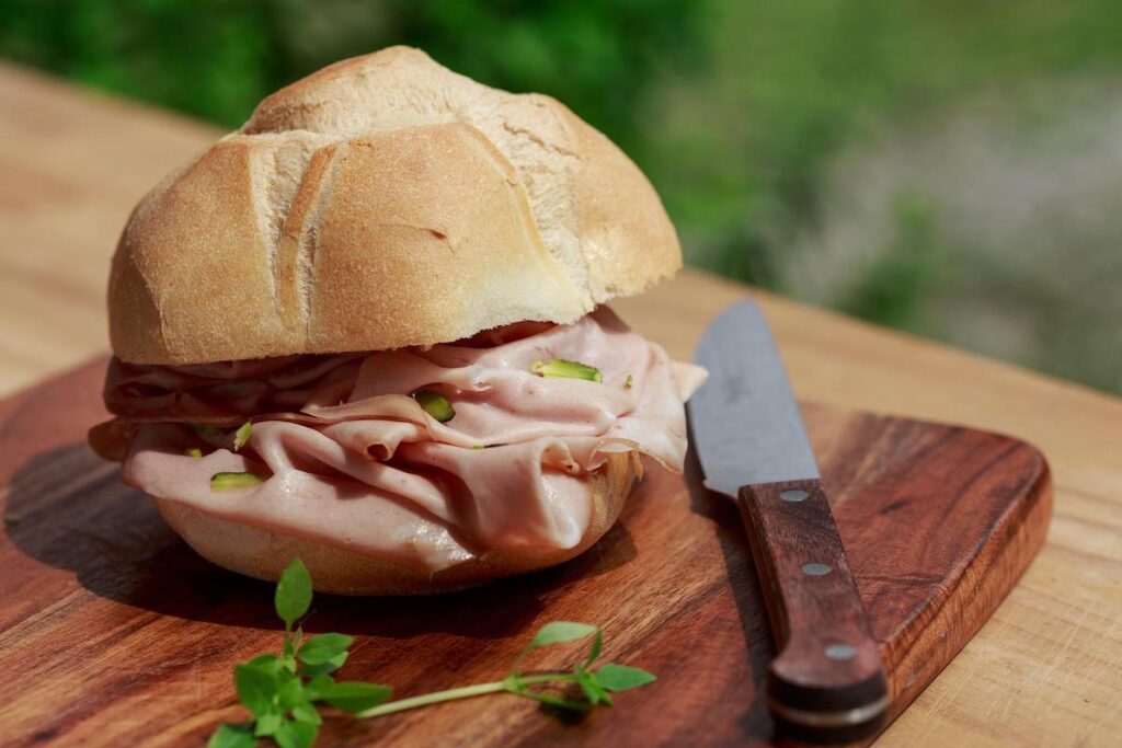 Panino di mortadella