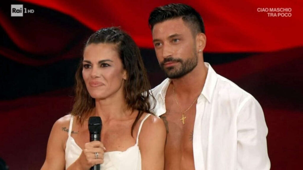 Ballando con le stelle, Bianca Guaccero e Giovanni Pernice si scambiano un appassionato bacio tra balletti e balli sotto i riflettori.