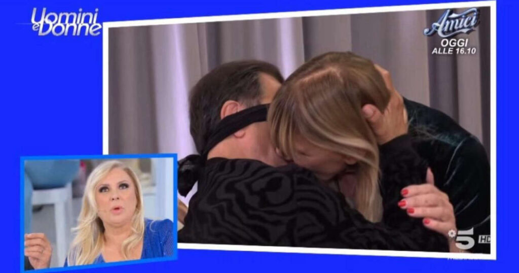 Uomini e donne anticipazioni dicembre: Gemma cerca intimità con Fabio mentre Tina si oppone a Sabrina.